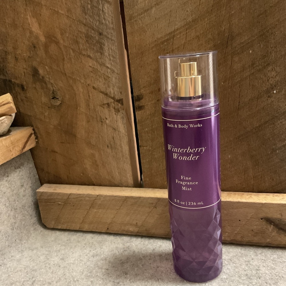 BATH AND BODY WORKS WINTERBERRY WONDER BODY MIST‎ 8 FL OZ